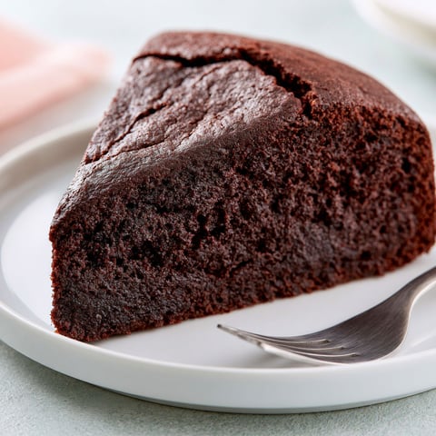 Une tranche de gâteau au chocolat sans œufs sur un plateau.