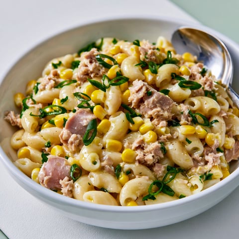 Une salade de pâtes facile et abordable pour un déjeuner frais et savoureux.