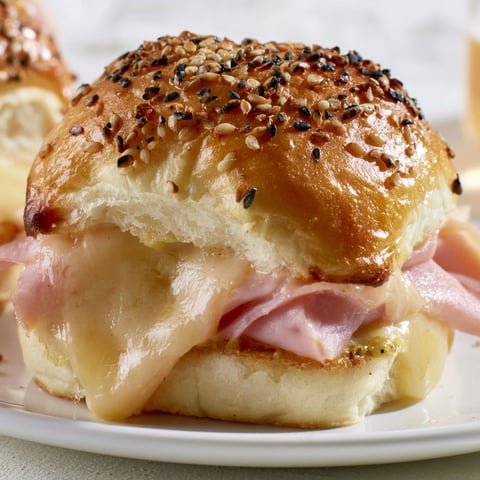 Petits pains briochés gratinés au jambon et à l'emmental pour régaler toute la famille.