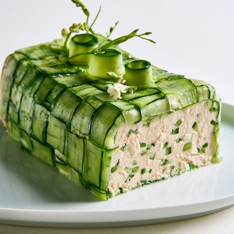 Terrine de poulet aux courgettes, une recette savoureuse et colorée, est servie sur un plateau.