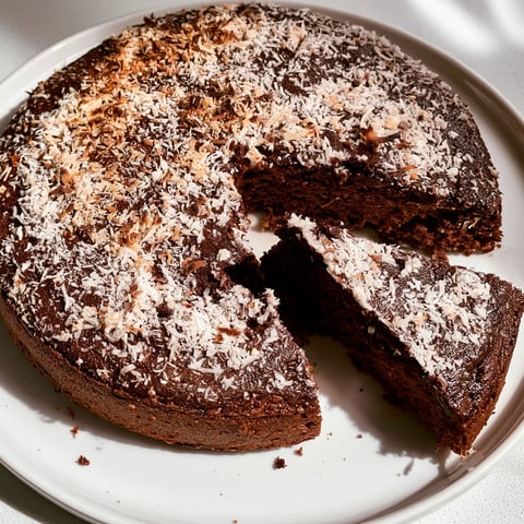 Une portion de gâteau chocolat-coco, avec des coconuts sur le dessert.